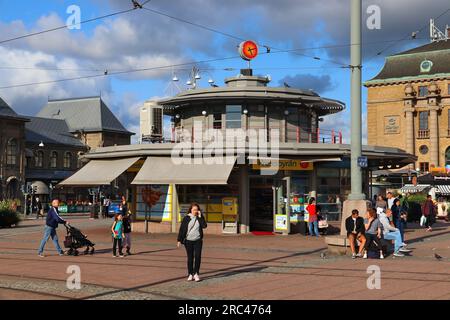 GÖTEBORG, SCHWEDEN - 26. AUGUST 2018: Besucher besuchen Drottningtorg (Drottning Square) in Göteborg, Schweden. Göteborg ist die 2nd größte Stadt Schwedens Stockfoto