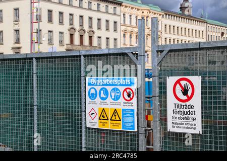 GÖTEBORG, SCHWEDEN - 26. AUGUST 2018: Sicherheitsschilder auf Baustellen in Göteborg, Schweden. Göteborg ist mit 1 Millionen die 2. Größte Stadt Schwedens Stockfoto