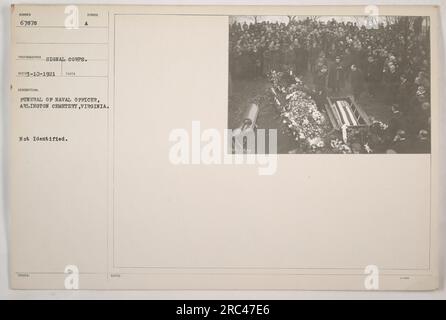 Dieses Foto zeigt die Beerdigung eines nicht identifizierten Marineoffiziers auf dem Arlington Cemetery in Virginia. Es wurde von einem Fotografen vom Signalkorps aufgenommen. Das genaue Datum des Fotos ist nicht angegeben, aber es wurde mit der Beschreibung "Beerdigung eines Marineoffiziers" ausgestellt. Stockfoto