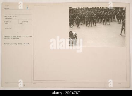 Parade in New York City der 165. Infanterie, vorbei an der 24. Straße. Lieutenant Lyon hat dieses Foto am 12. Mai 1919 aufgenommen. Das Bild zeigt eine Gruppe von Militärpersonal, die während einer Parade in Uniform marschieren. Dieses Foto wurde am 28. April 1919 mit der Beschreibung des Subjekts als 48228 1-0 Mc erhalten. Stockfoto