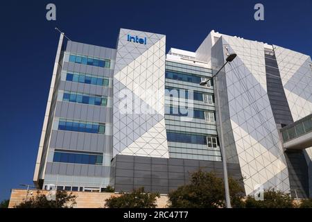 HAIFA, ISRAEL - 1. NOVEMBER 2022: Intel Forschungs- und Entwicklungsbüro im Matam Business Park in Haifa. Intel ist ein amerikanisches Technologieunternehmen, das sich auf dieses Unternehmen spezialisiert hat Stockfoto