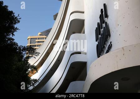 TEL AVIV, ISRAEL - 2. NOVEMBER 2022: Esther Cinema (derzeit Cinema Hotel) Gebäude im bauhaus-Stil in Tel Aviv. Weiße Stadt Tel Aviv und ihr bauhaus Stockfoto