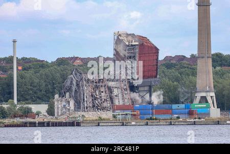 Kiel, Deutschland. 12. Juli 2023. Bei einem neuen Versuch, das alte Kraftwerk Kiel in die Luft zu jagen, gelang die Explosion und der Teil des Kesselhauses, der während der vorherigen Explosionen stand, fällt auf den Boden. Kredit: Axel Heimken/dpa/Alamy Live News Stockfoto