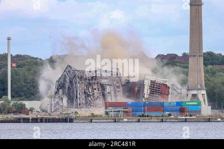 Kiel, Deutschland. 12. Juli 2023. Bei einem neuen Versuch, das alte Kraftwerk Kiel in die Luft zu jagen, gelang die Explosion und der Teil des Kesselhauses, der während der vorherigen Explosionen stand, fällt auf den Boden. Kredit: Axel Heimken/dpa/Alamy Live News Stockfoto