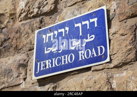 Jericho Road in Jerusalem City. Straßenschild in drei Sprachen. Stockfoto