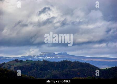 l'inconondibile profilo di Sasso Simone e Simoncello Stockfoto