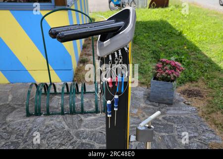 Fahrradrouten-Infrastruktur in Osterreich. Öffentliche Fahrräder in der Nähe der Donaufahrradroute (Donauradweg). Stockfoto