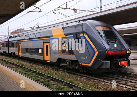 TREVISO, ITALIEN - 21. MAI 2023: Trenitalia Rock Passagierzug im Bahnhof Treviso, Italien. Caravaggio Electric Multiple Unit (EMU) wurde entwickelt und ist Bu Stockfoto