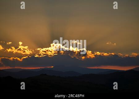 l'inconondibile profilo di Sasso Simone e Simoncello Stockfoto