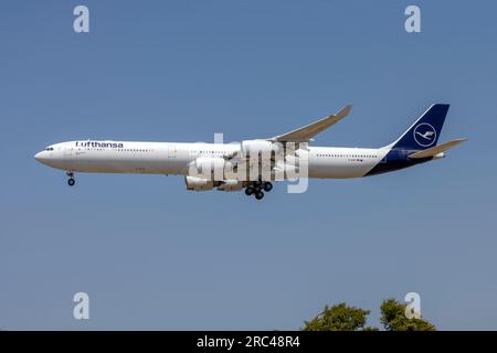 Lufthansa Airbus A340-642 (REG: D-AIHF) kommt zur Wartung an, nachdem sie aus dem Lager gebracht wurde. Stockfoto