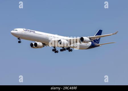 Lufthansa Airbus A340-642 (REG: D-AIHF) kommt zur Wartung an, nachdem sie aus dem Lager gebracht wurde. Stockfoto