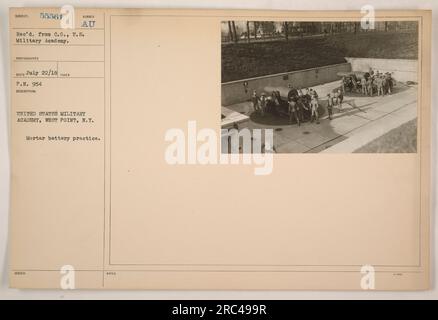 Eine Gruppe von Soldaten an der Militärakademie der Vereinigten Staaten in West Point, NY, üben Mörserbatterien. Das Foto wurde am 22. Juli 1918 aufgenommen und ist mit der Patientennummer 55561 beschriftet. In der Beschreibung wird die ausstellende Behörde als die US-amerikanische angegeben Militärakademie und enthält die Notiz, dass das Foto vom befehlshabenden Offizier empfangen wurde. Stockfoto