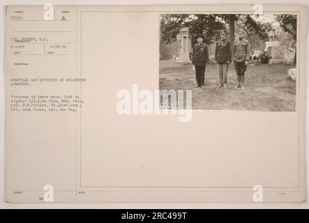 "CPL. John Finn, 8. Ohio; CPL. F.W. Fielder, VA, 21. Inf.; Pvt. Leon Poore, 1. Gas Reg. Stehen Sie zusammen bei der Gedenkfeier auf dem Arlington Cemetery. Diese Veteranen repräsentieren drei verschiedene Kriege und zollen gefallenen Soldaten Tribut. (Foto aufgenommen am 6-4-19 von CPL. Warner, S.C., mit Beschreibung ausgestellt am 5-30-19)." Stockfoto