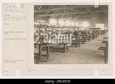 Ein Foto des letzten Maschinenmontageraums im Kelly Field in San Antonio, Texas während des Ersten Weltkriegs. Dieses Bild wurde am 23. November 1918 aufgenommen und vom D.M.A. empfangen Fotograf am 3. Dezember 1918. Es wurde am 10. Dezember 1918 vom M.I.D.-Zensor verabschiedet. (Die Beschriftung wird mit technischen Details fortgesetzt, die für 50 Wörter zu lang wären) Stockfoto