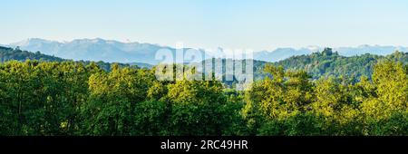 Panoramablick auf die Pyrenäen der Stadt Pau France. Stockfoto