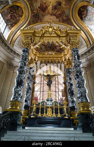 Der Hauptaltar mit typisch salomonischen Säulen, die das Baldachin im barocken Stil halten, Dôme des Invalides - Grab von Napoléon I, Armee M. Stockfoto