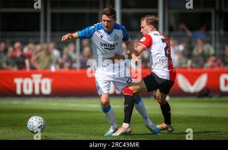 Barendrecht, Belgien. 12. Juli 2023. Hans Vanaken des Clubs und Marcus Holmgren Pedersen von Feyenoord kämpfen um den Ball während eines freundlichen Fußballspiels zwischen dem belgischen Club Brügge KV und dem niederländischen Feyenoord Rotterdam am Mittwoch, den 12. Juli 2023 in Barendrecht, Niederlande, um sich auf die kommende Saison 2023-2024 vorzubereiten. BELGA PHOTO VIRGINIE LEFOUR Kredit: Belga News Agency/Alamy Live News Stockfoto