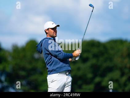 North Berwick, East Lothian, Schottland, Großbritannien. 12. Juli 2023 Scottie Scheffler spielt Approach to the 7. Green bei den Genesis Scottish Open im Renaissance Club in North Berwick. Iain Masterton/Alamy Live News Stockfoto