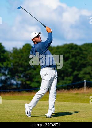 North Berwick, East Lothian, Schottland, Großbritannien. 12. Juli 2023 Scottie Scheffler spielt Approach to the 7. Green bei den Genesis Scottish Open im Renaissance Club in North Berwick. Iain Masterton/Alamy Live News Stockfoto