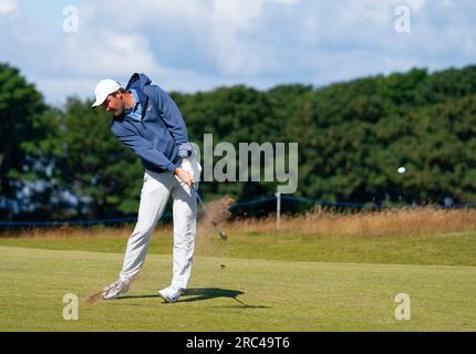 North Berwick, East Lothian, Schottland, Großbritannien. 12. Juli 2023 Scottie Scheffler spielt Approach to the 7. Green bei den Genesis Scottish Open im Renaissance Club in North Berwick. Iain Masterton/Alamy Live News Stockfoto