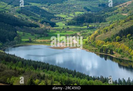 Blick auf das Talybont Reservoir und Tal an einem sonnigen Maitag im Brecon Beacons National Park mit wunderschönen Wolkenreflexionen Stockfoto