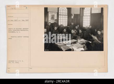 Flugzeugkadetten an der School of Military Aeronautics, an der Princeton University in Princeton, New Jersey, lesen im Leseraum der Kadetten. Das Foto wurde im Dezember 1917 aufgenommen und am 20. Dezember 1917 an den Ausschuss für Öffentliche Information herausgegeben. Dieses Bild zeigt die Ausbildung und Ausbildung für Flugzeugkadetten während des Ersten Weltkriegs in den USA. Stockfoto