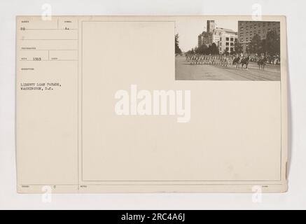 Ein Soldat, der auf einem Pferd reitet und eine amerikanische Flagge trägt, nimmt an der Liberty Loan Parade in Washington Teil Dieses Foto wurde 1919 vom Fotografen Reed aufgenommen. Die Parade wurde veranstaltet, um den Verkauf von Freiheitsanleihen zu fördern, um die Kriegsanstrengungen im Ersten Weltkrieg zu unterstützen Stockfoto