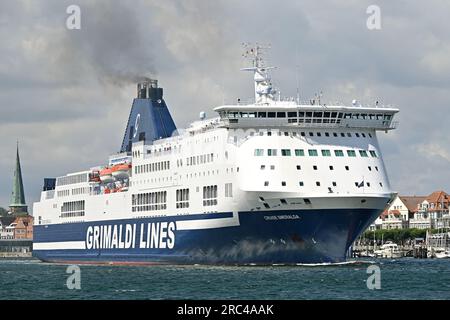 Ro-Pax-FÄHRFAHRT mit Grimaldi Lines ESMERALDA außerhalb von Lübeck-Travemünde nach Malmö. Das Schiff bedient den Nordö Link-Service von Finnlines. Stockfoto