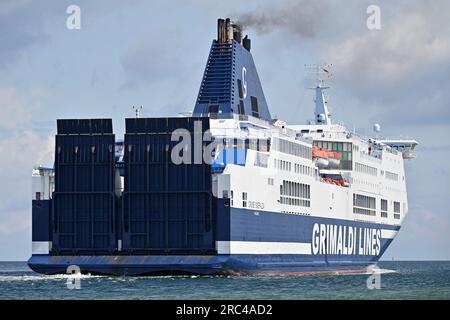 Ro-Pax-FÄHRFAHRT mit Grimaldi Lines ESMERALDA außerhalb von Lübeck-Travemünde nach Malmö. Das Schiff bedient den Nordö Link-Service von Finnlines. Stockfoto