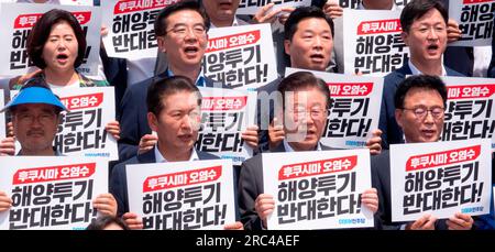 Kundgebung gegen Japans Plan zur Freisetzung radioaktiven Wassers, 7. Juli 2023: Lee Jae-Myung (2. R, Front), der Führer der wichtigsten oppositionellen Demokratischen Partei Südkoreas, andere Gesetzgeber und Mitglieder der Partei nehmen an einer Kundgebung gegen Japans Plan Teil, radioaktives Wasser aus dem verkrüppelten Kernkraftwerk Fukushima in den Pazifischen Ozean zu leiten, bei der Nationalversammlung in Seoul, Südkorea. (Foto: Lee Jae-Won/AFLO) (SÜDKOREA) Stockfoto