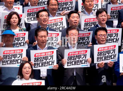 Kundgebung gegen Japans Plan zur Freisetzung radioaktiven Wassers, 7. Juli 2023: Lee Jae-Myung (2. R, Front), der Führer der wichtigsten oppositionellen Demokratischen Partei Südkoreas, andere Gesetzgeber und Mitglieder der Partei nehmen an einer Kundgebung gegen Japans Plan Teil, radioaktives Wasser aus dem verkrüppelten Kernkraftwerk Fukushima in den Pazifischen Ozean zu leiten, bei der Nationalversammlung in Seoul, Südkorea. (Foto: Lee Jae-Won/AFLO) (SÜDKOREA) Stockfoto