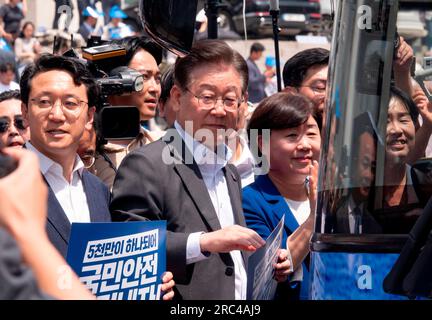 Kundgebung gegen Japans Plan zur Freisetzung radioaktiven Wassers, 7. Juli 2023: Lee Jae-Myung (2. l), der Führer der wichtigsten oppositionellen Demokratischen Partei Südkoreas, andere Gesetzgeber und Mitglieder der Partei nehmen an einer Kundgebung gegen Japans Plan Teil, radioaktives Wasser aus dem verkrüppelten Kernkraftwerk Fukushima in den Pazifischen Ozean zu leiten, bei der Nationalversammlung in Seoul, Südkorea. (Foto: Lee Jae-Won/AFLO) (SÜDKOREA) Stockfoto