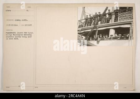 Passagiere an Bord der U.S.S. George Washington beobachtet Sportarten auf dem Hauptdeck. Auf diesem Foto, das im Dezember 1918 von einem Fotografen des Signal Corps aufgenommen wurde, werden die Passagiere bei der Veranstaltung beobachtet. Dieses Bild ist als Nummer 47414 eingestuft und wurde 1921 herausgegeben. Stockfoto