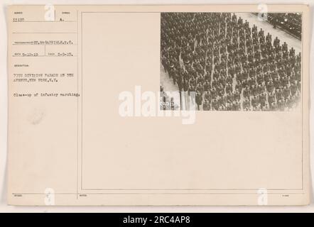 Nahaufnahme von Infanterie-Soldaten der 77. Division, die in einer Parade auf der 5. Avenue, New York City marschieren. Das Foto wurde am 9. Mai 1919 vom Fotografen G.T. Garrigle aufgenommen. Dieses Bild ist Teil der Sammlung, die amerikanische Militäraktivitäten während des Ersten Weltkriegs dokumentiert. Stockfoto