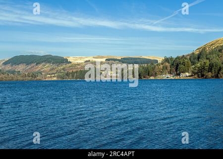 Blick über das Ponsticill Reservoir im Central Brecon Beacons National Park an einem sonnigen Tag mit blauem Himmel. Auf der anderen Seite des Reservoirs ist das Bootshaus. Stockfoto