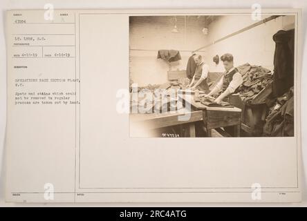 Mitarbeiter im Operations Base Section Plant in New York entfernen sorgfältig Flecken und Flecken von Hand, die nicht durch regelmäßige Reinigungsprozesse entfernt werden können. Foto aufgenommen am 14. April 1919, von LT. Lyon, mit der Beschreibungsnummer 47204. Stockfoto