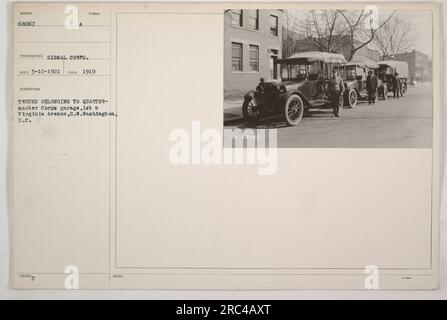 LKWs, die vor der Quartermaster Corps Garage in der 1. & Virginia Avenue, S.W., Washington, D.C. geparkt haben Das Foto wurde 1919 von einem Fotografen des Signal Corps aufgenommen und am 10. März 1921 empfangen. Die LKWs gehörten dem Quartermaster Corps und wurden während des Ersten Weltkriegs für militärische Aktivitäten eingesetzt. Stockfoto