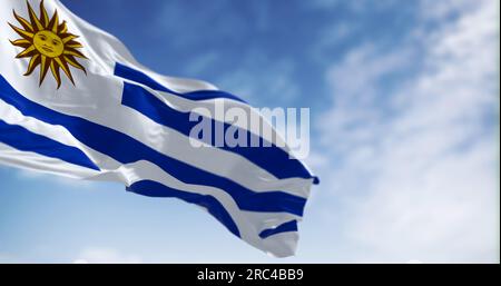 Uruguay Nationalflagge flattert im Wind an einem sonnigen Tag. Neun horizontale Streifen: Abwechselnd weiß und blau, mit Sol de Mayo im weißen Quadrat. 3D Stockfoto