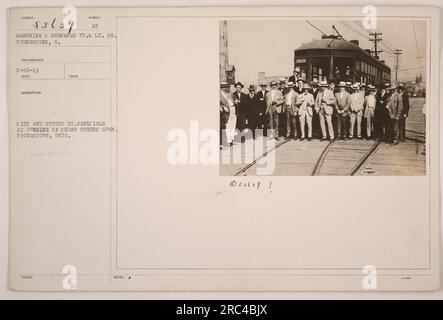 Bei der Eröffnung der Cedar Street Span in Youngstown, Ohio, versammelten sich Beamte der Stadt- und Straßenbahn. Das Foto wurde am 26. Mai 1919 von einem nicht identifizierten Fotografen aufgenommen. Das Bild zeigt einen besonderen Moment zur Erinnerung an die Vollendung der Brücke und unterstreicht die Bedeutung des Ereignisses für die Gemeinde. Stockfoto