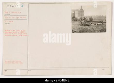 Sergeant J. Abbott vom Signalkorps machte dieses Foto am 2. Dezember 1918, in der Nähe von Mehun-sur-Yevre, Cher, Frankreich. Auf dem Bild ist ein 15 cm großer deutscher Haubitzer, Modell 1913, in den Rüstungswerkstätten zu sehen. Dieses Foto wurde nur zur amtlichen Verwendung herausgegeben und ist nicht zur Veröffentlichung bestimmt. Stockfoto