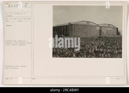 Das Foto zeigt Gefreiter D. W. Kelly von der S.C. vor dem kompletten Handley-Page Hangar Nr. 1 am Ford Junction Aerodrome in Sussex, England. Das genaue Datum ist unbekannt, aber das Foto wurde vom A.E.F.-Zensor übergeben. Hinweise, die mit dem Foto ausgegeben werden, enthalten diese Informationen. Stockfoto