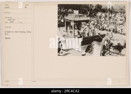 Soldaten marschierten während des Ersten Weltkriegs in China auf einer Parade zum 4. Juli. Das Foto wurde am 29. Juli 1918 von einem CPI-Fotografen aufgenommen. Stockfoto