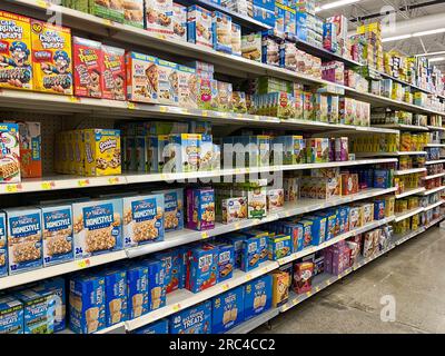 Norfolk, NE, USA - 12. Mai 2023: Frühstückszerealien in einem Walmart Store ohne Leute. Stockfoto