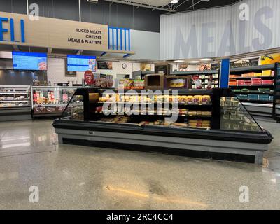 Norfolk, NE, USA - 12. Mai 2023: Delikatessenabteilung in einem Walmart Store ohne Mitarbeiter. Stockfoto