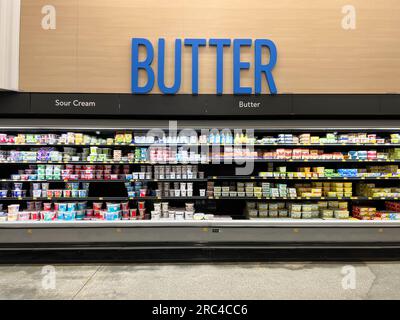 Norfolk, NE, USA - 12. Mai 2023: The Butter Aisle in a Walmart Store without people. Stockfoto