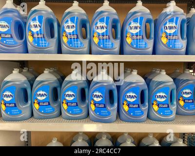 Norfolk, NE, USA - 12. Mai 2023: Eine Ausstellung von Dawn DishSOAP in einem Walmart Store ohne Menschen. Stockfoto