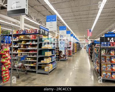 Norfolk, NE, USA - 12. Mai 2023: Ein Gang eines Lebensmittelgeschäfts in einem Walmart Store ohne Menschen. Stockfoto