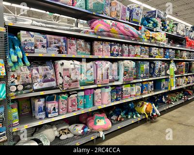 Norfolk, NE, USA - 12. Mai 2023: Kinderbettwäsche in einem Walmart Store ohne Leute. Stockfoto