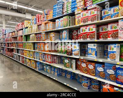 Norfolk, NE, USA - 12. Mai 2023: Frühstückszerealien in einem Walmart Store ohne Leute. Stockfoto