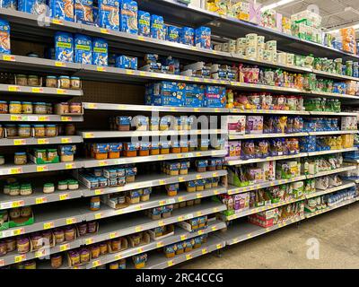 Norfolk, NE, USA - 12. Mai 2023: Der Food-Gang für Babys und Kleinkinder in einem Walmart-Laden ohne Menschen. Stockfoto